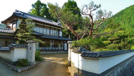 The house next door looked like a new home in any suburban neighborhood in the USA, but the owner of this place went with a more traditional Japanese look. Description from traveljapanblog.com. I searched for this on bing.com/images Japanese House Exterior, Japanese Mansion, Japanese House Design, Home Designs Exterior, Japanese Home Design, Japanese Tea House, Japanese Style House, Traditional Japanese House, Japan Architecture