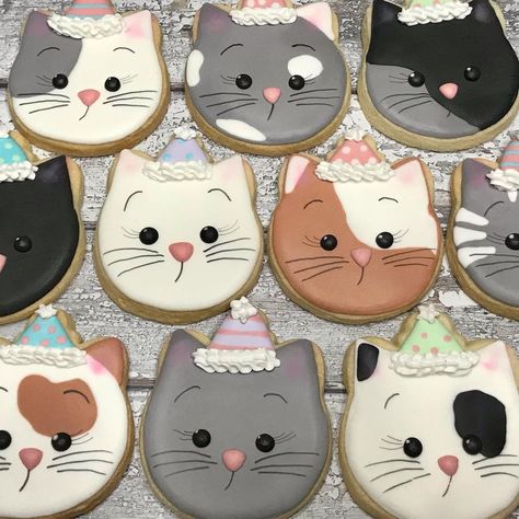 Kitty Cat Cookies, Cat Cookies Decorated, Royal Icing Decorated Cookies, Cookie Birthday, Cat Themed Birthday Party, Flower Birthday Party, Tea Party Table, Cat Cookies, Leo Birthday