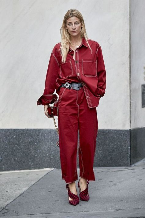 Explore Spring Style 2024: Parisian Chic to Casual Street Looks Red Street Style, Ada Kokosar, Sephora App, Street Mode, Woman In Red, Fashion Week Spring 2020, New York Fashion Week Street Style, New York Street Style, Moda Paris