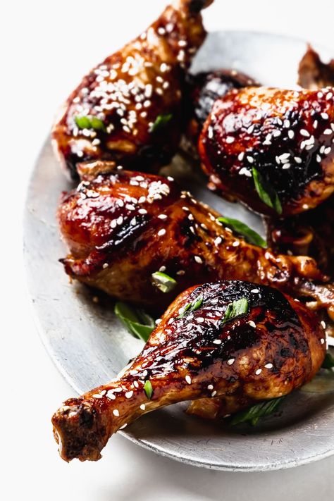 Sesame soy chicken drumsticks are sweet, savory, sticky, and the perfect way to change up the chicken routine! Get the recipe for this delicious weeknight meal at joeats.net. #joeats #chicken #sesamesoy #weeknightdinner #easy via @joeatsnet Easy Chicken Drumstick Recipes, Ranch Dressing Recipe Homemade, Chicken Recipes For Dinner, Homemade Fried Chicken, Chicken Drumstick, Honey Bbq Chicken, Roasted Garlic Chicken, Soy Chicken, Drumstick Recipes