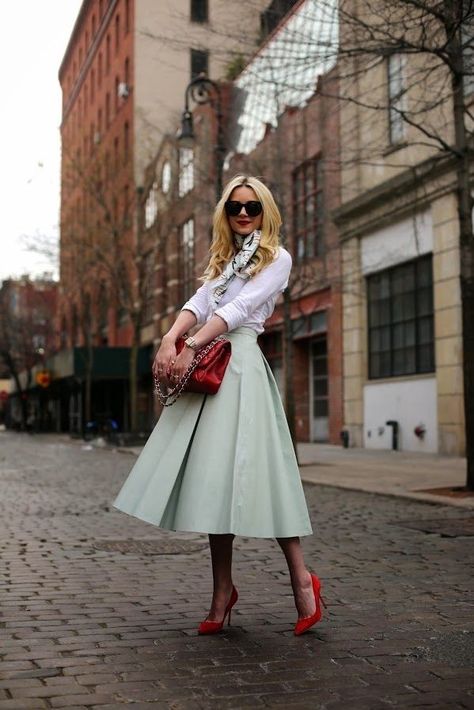 Mint Skirt, Wardrobe Makeover, Atlantic Pacific, Stil Elegant, Green Skirt, Mode Vintage, Mode Inspiration, Red Shoes, Carolina Herrera