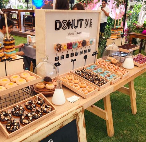 Tendencias para fiestas de quince años este 2017 Yummy Donuts, Market Stall Display, Donut Stand, Stall Display, Donut Bar, Donut Shop, Market Stalls, Quince, Candy Bar