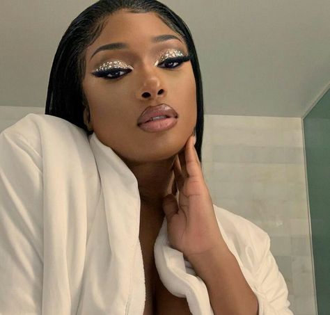 Meg Thee Stallion wearing sparkly eye shadow for the 2020 AMAs ! Sparkly Eyeshadow, Makeup For Black Skin, Megan Thee Stallion, Female Rappers, Famous Women, Doja Cat, Beautiful Makeup, Makeup Inspo, Summer Girls