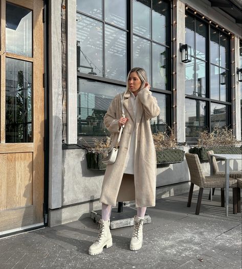 White Gucci Boots, Cream Tights Outfit, White Gucci Tights Outfit, White Tights Outfit Winter, White Gucci Tights, Ny Winter Outfits, Boots Sweater Dress, Gucci Tights Outfit, Cream Boots Outfit