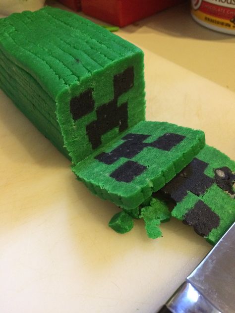 Minecraft Creeper cookies! Creeper Cookies, Paper Hearts Origami, Creeper Cake, Minecraft Cookies, Minecraft Party Decorations, Nerdy Nummies, Geek Food, Cookie Cake Birthday, Minecraft Birthday Party