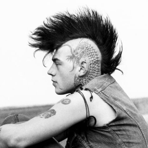 Messy Mohawk Punk Hairstyles for Guys #PunkHairstylesforMen Punk Guy, Punk Mohawk, Mohawk For Men, Mohawk Hair, Punk Hairstyles, Hairstyles For Guys, Punk Subculture, Npc Ideas, Mohawk Hairstyles Men