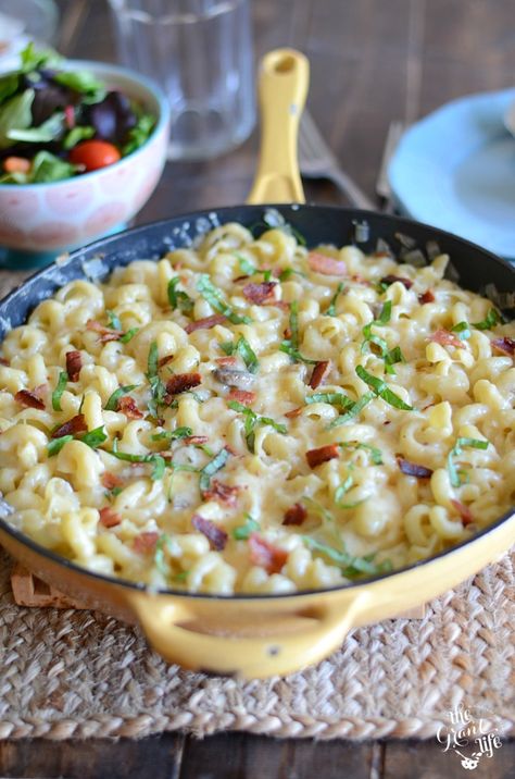 Homemade French onion dip pasta with bacon! Caramelized onions and bacon come together in this one pot dinner recipe that the whole family will love.   #dinnerrecipe #onepot #pastadinner #easyrecipe Creamy French Onion Pasta, French Onion Pasta, Homemade French Onion Dip, Pasta With Bacon, Family Meal Plan, Onion Pasta, Seafood Dinner Recipes, Easy Skillet Meals, French Onion Dip