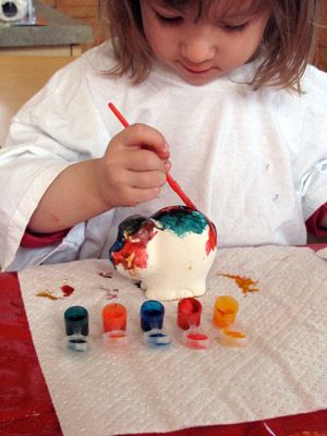 paint ceramics for kids - Google Search Gypsum Painting, Projects For Preschoolers, Kid Painting, Kids Painting Party, Plaster Painting, Kids Exploring, Craft Kits For Kids, Molding Clay, Fun Crafts For Kids