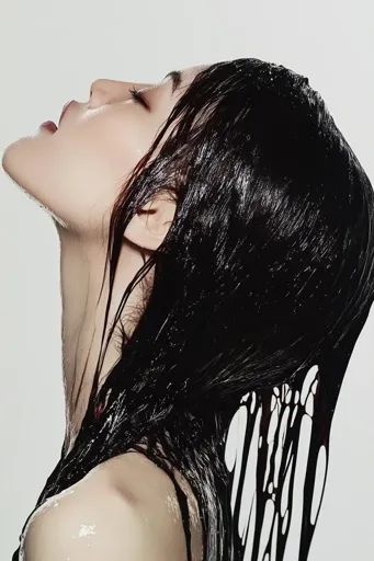 ↑↑↑ Larger size on website 🔸 A woman with long, wet, black hair is seen from the side, her head tilted back. Her eyes are closed Head Tilted Back Reference, Head Tilt Reference, Wet Hair Drawing, Wet Black Hair, Head Tilted Back, Sleek Black Hair, Elegant Pose, Relaxed Pose, Photo Of A Woman