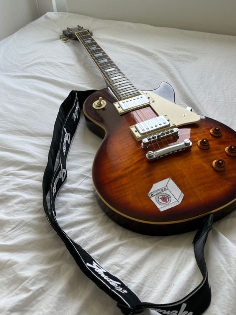 Les Paul Aesthetic, Grunge Guitar, Lp Guitar, Epiphone Electric Guitar, Instruments Art, Guitar Obsession, Les Paul Guitars, Guitar Pics, Music Collage