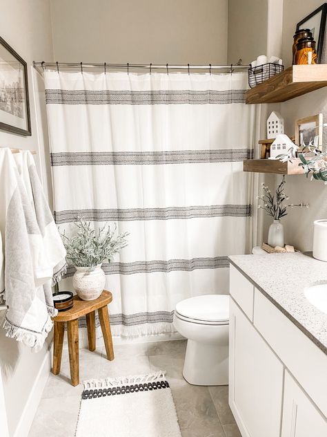 Simple Master Bath Decor, Guest Bathroom Ideas Black And White, Gray And Brown Bathroom Ideas, Navy Guest Bathroom, White And Brown Bathroom Ideas, Bathroom Decor Brown Cabinets, Bathroom Ideas With Shower Curtain, Cozy Bathroom Small, Bathroom Inspiration Blue