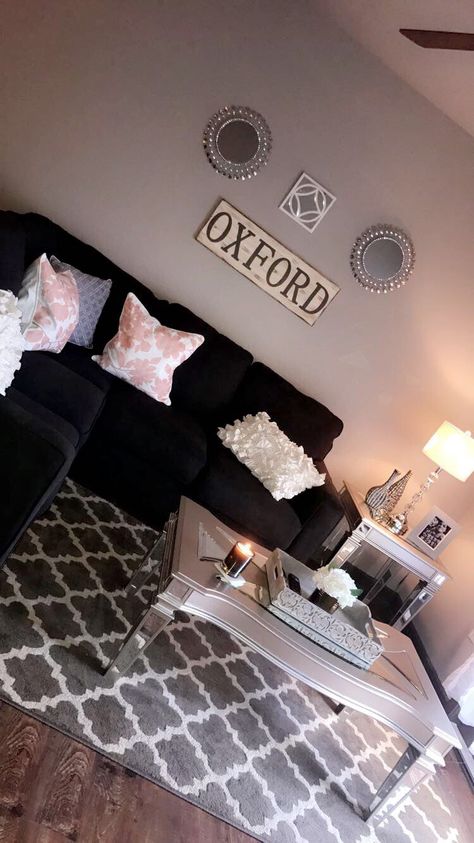 Single Mom Living Room Decor, Living Room Ideas Simple, Boujee Apartment, Apartment Fever, Decorating Apartment, Apartment Decor Ideas, Girl Apartment Decor, Apartment Styles, Cute Living Room