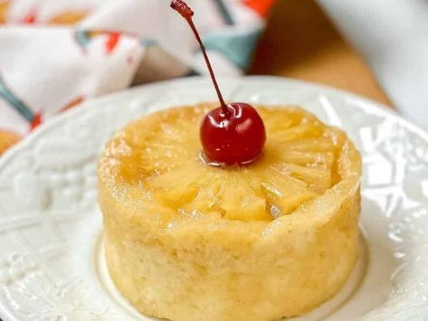 Pineapple Upside-Down Mug Cake – A Tropical Classic Reimagined for Instant Dessert Bliss - NewsBreak Instant Dessert, Dessert Cravings, Tropical Desserts, Cherry Topping, Pineapple Slices, Mug Recipes, Berries Recipes, Fruity Desserts, Pineapple Upside Down Cake