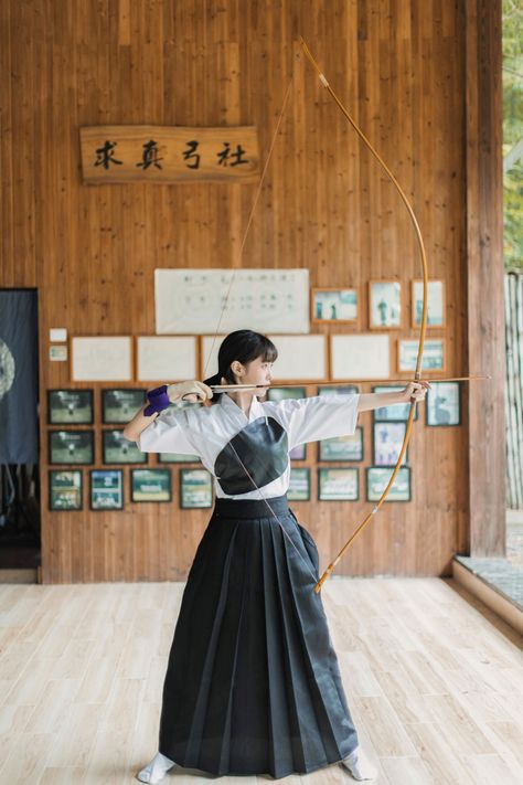 Archery Clothing, Archer Pose, Archery Poses, Archery Aesthetic, Japanese Karate, Archery Women, Japanese Traditional Clothing, Chinese Aesthetic, Traditional Archery