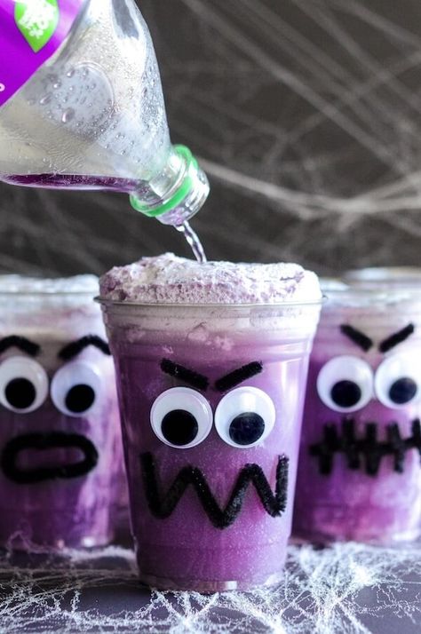 Purple People Eater Floats! Create this fun Halloween treat with the kids with pipe cleaners, hot glue, plastic cups, vanilla ice cream and purple grape soda! Kid Friendly Halloween Crafts, Halloween Recipes Drinks, Halloween Punch Recipes, Purple People Eater, Halloween Ice Cream, Halloween Punch, Fun Halloween Treats, Coctails Recipes, Purple People