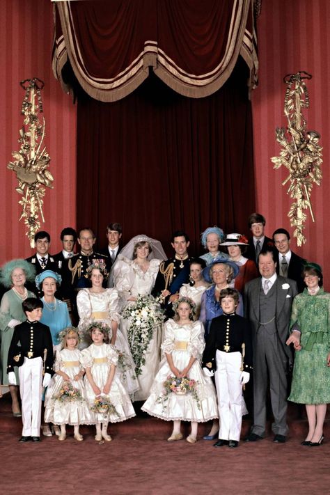 Prince And Princess Wedding, Royal Wedding Bouquet, British Royal Wedding, Charles And Diana Wedding, Diana Wedding Dress, Queen Elizabeth Photos, Princess Diana And Charles, Princess Diana Wedding, Kate Middleton Wedding