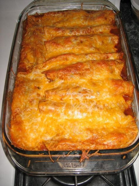 My chicken/white sauce enchiladas are admittedly unauthentic. These, however, are pretty spot on if you want *real* Mexican food. I fou... Taco Bell Quesadilla, Mexican Enchiladas, Beef Enchilada Recipe, Real Mexican Food, Beef Enchiladas, Easy Mexican, Enchilada Recipes, Taco Bell, Beef Dishes