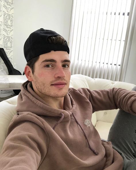 Gregg Sulkin on Instagram: “Enjoying this Easter Sunday. No need to run away when you can chill in @suspiciousantwerp - God bless you all! #suspiciousantwerppartner” Gregg Sulkin Instagram, Ken Bek, Gregg Sulkin, Blurred Lines, Cute N Country, The Right Man, Upcoming Books, Country Boys