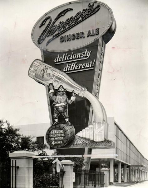 Vernor's plant & sign on Woodward Avenue, Detroit. 'Deliciously Different!' Detroit Rock City, Detroit History, Plant Signs, Vintage Detroit, Station Service, Detroit City, Vintage Michigan, Vintage Neon Signs, Michigan Travel