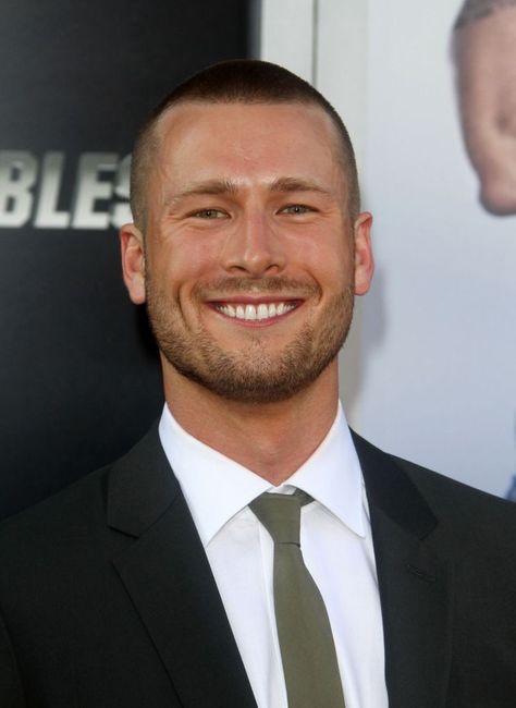 Scream Queens Cast, Glenn Powell, Buzz Cuts, Glen Powell, Hey Handsome, Handsome Guys, Male Celebrities, Scream Queens, Buzz Cut