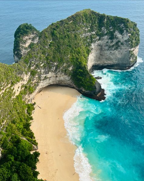 The famous view #kelingkingbeach #kelingking #kelinganmantan #nusa #nusapenida #bali #beach Kelingking Beach, Bali Beach, Beach Bali, Bali Beaches, Travel List, Travel Bucket List, Bucket List, Bali, Travel