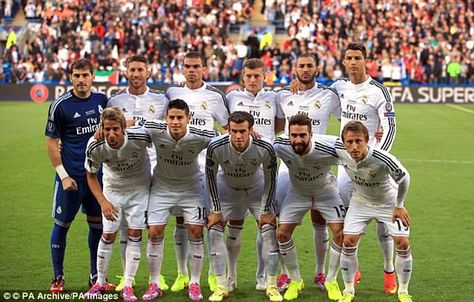 Ronaldo (top right) has adopted the pose to make himself seem taller on team photographs Real Madrid 2014, Real Madrid Photos, Cr 7, Real Madrid Team, Spanish Club, Real Madrid Wallpapers, Madrid Wallpaper, Good Soccer Players, Sports Personality