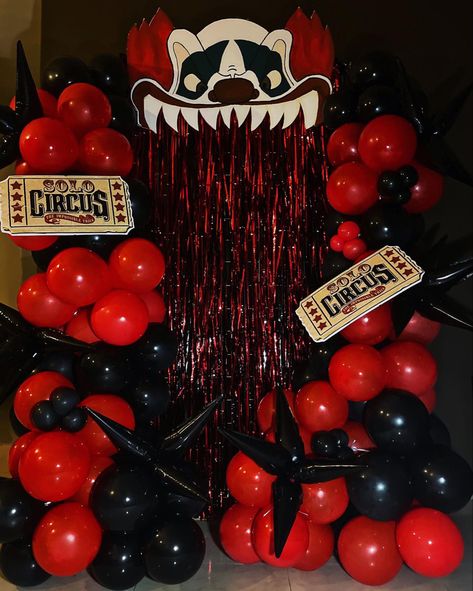 Horror Movie Themed Party Decorations, Halloween Dance Decor, Red Halloween Decor, Scary Circus Theme Party, Adult Halloween Party Ideas Decoration, Spooky Centerpieces, Circus Halloween Party, Halloween Decorations Indoor Party, Scary Halloween Party Decorations