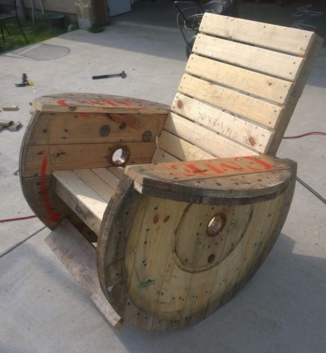 Rocking chair I made from cable reels.. Wooden spool idea. Very comfortable! Repurposed Spool Furniture, Spool Tables, Wood Spool, Wooden Spool, Pallet Outdoor, Pallet Crafts, Wooden Spools, Diy Holz, Pallet Furniture Outdoor