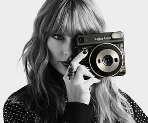 Taylor Swift Black And White Pics, Taylor Swift Black And White Icon, Reputation Taylor Swift Poster, Taylor Swift 壁紙, Taylor Swift Black And White, Taylor In Black, Taylor Swift Black, Taylor Black And White, Taylor Swift Photoshoot