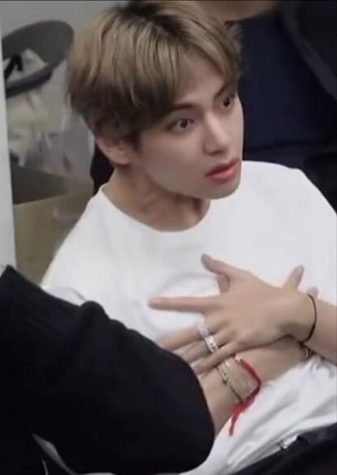 Ôi trái tim tôi Bts Funny Pic, V Funny Pics, Tae Funny Pics, Taehyung Funny Face, V Funny Face, Taehyung Funny Pics, Human Anatomy Notes Aesthetic, Bts Funny Pics, Taehyung Meme