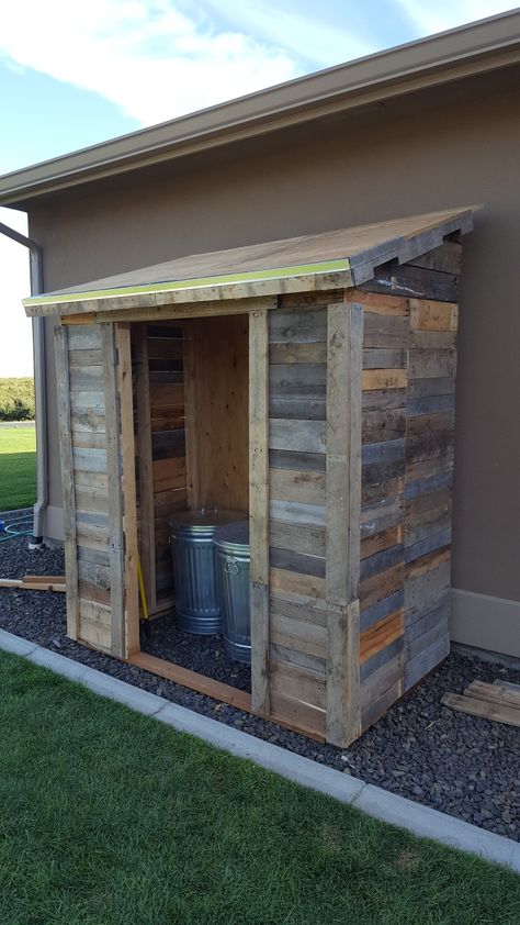 Pallet Garden Shed, Pallet Storage Shed, Pallet Garden Storage, Pallet Garden Storage Ideas, Wood Pallet Storage Ideas, Pallet Closet Doors, Pallet Sheds, Pallet Shelter, Diy Pallet Storage Shed