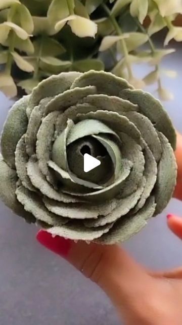 Piya on Instagram: "Succulent using tip 104   Happy Fri, everyone ❤️  #flowers#succulents#cupcakes#buttercream" How To Make Succulent Cupcakes, Succulents Cupcakes, Cupcakes Succulents, Pastry Case, Succulent Cupcakes, Piping Flowers, Succulent Bouquet, Flower Cupcakes, April 19