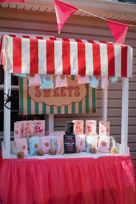 Carnival party concessions stand with popcorn and cotton candy. Halloween Carnival Funnel Cake Cupcakes, Cotton Candy Stand, Funnel Cake Bites, Homemade Funnel Cake, Popcorn Machines, Funnel Cake Recipe, Cakes For Sale, Candy Stand, Carnival Food