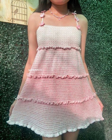 Crochet Overall Skirt Free Pattern, Cute Crochet Wearable, Kawaii Crochet Clothes, Trendy Crochet Clothes, Crochet Ruffle Dress, Crochet Top Step By Step, Crochet Dress Outfit, Crochet Sweater Design, Beginner Crochet Tutorial