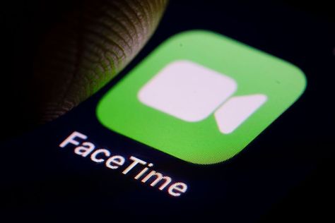 New story in Technology from Time: A Major FaceTime Bug Might Let Callers Hear Your Conversation Before You Pick Up by Casey Quackenbush Facetime Iphone, Group Facetime, Video Chat App, Tim Cook, Face Time, Windows Phone, Chat App, Software Update, Download App