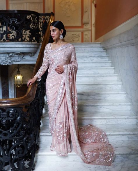 Reception Saree Look, Manish Malhotra Saree, Reception Sarees, Engagement Dress For Bride, Engagement Saree, Reception Saree, Designer Sarees Wedding, Fancy Sarees Party Wear, Traditional Indian Dress