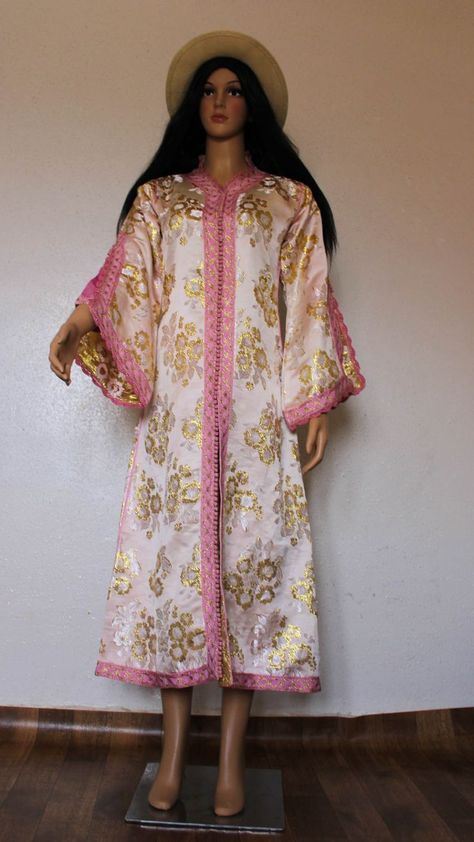 stunning vintage Moroccan dress MEASUREMENTS : BUST :100cm/39'' LENGTH:131/551' it would fit S,M , Moroccan Kaftan, Moroccan Dress, Moroccan Caftan, Dress Measurements, Vintage Moroccan, Vintage Floral, Print Dress, Gowns Dresses, Vintage Dresses