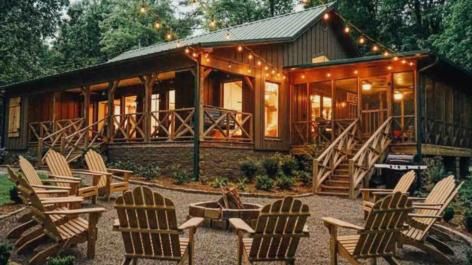 9 Best Things to Do in Hartford, Connecticut - TripsToDiscover Cabin Backyard, Cabin Exterior, House Cottage, Cabin Living, Luxury Cabin, Modern Mountain, Camp Ideas, Lake Cabins, Fantasy House