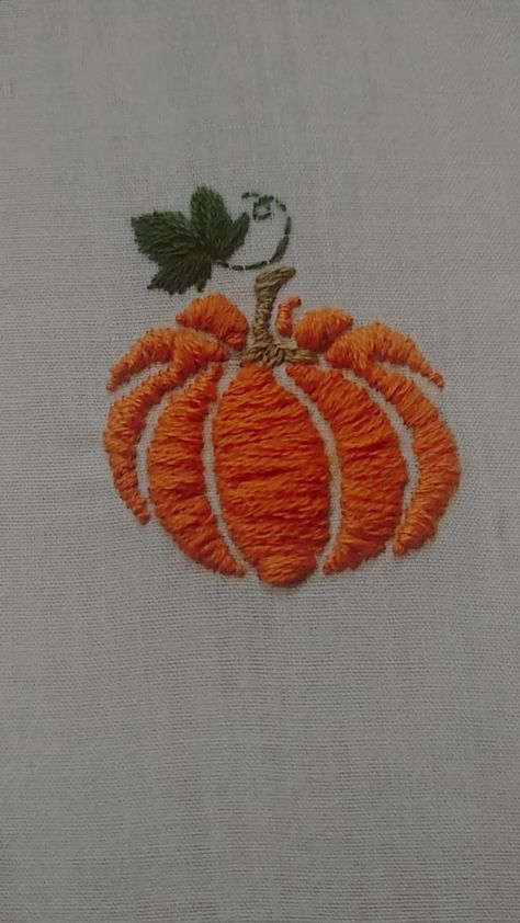 🎃🎃🎃 Fall Embroidery, Pumpkin Embroidery, Fall Napkins, Quilt Squares, Embroidered Napkins, Embroidered Quilts, Thanksgiving Table Settings, Flower Embroidery Designs, Fall Baby