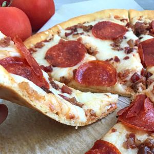 Easy Pepperoni Keto Pizza. - The Low Carb Muse Keto Pepperoni Pizza, Sugar Free Barbecue Sauce, Keto Pepperoni, Keto Pizza Sauce, Diet Pizza, Best Low Carb Bread, Healthy Low Carb Dinners, Low Fat Low Carb, Low Carb Low Fat Recipes