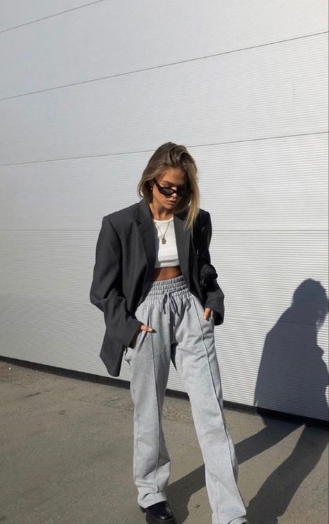 Grey Joggers Outfit, Grey Sweatpants Outfit, Sweatpants Women, Outfits Baggy, Casual Summer Pants, Sweatpants Outfit, Joggers Outfit, Sporty Casual, Grey Sweatpants