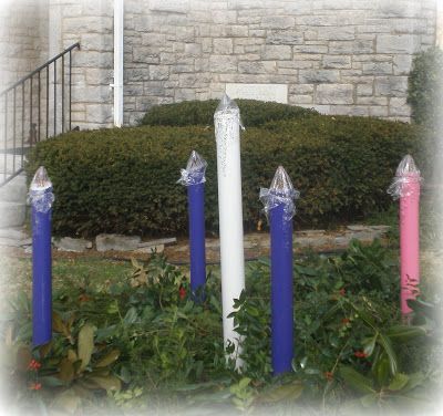 Madre's Musings: Traditions Outdoor Advent wreath. Yes! Outdoor Advent Wreath Diy, Outdoor Advent Candles Ideas, Outdoor Advent Wreath, Advent Display, Advent Traditions, Advent Prayers, Advent Wreath Diy, Christmas Lawn Decorations, Advent Wreaths