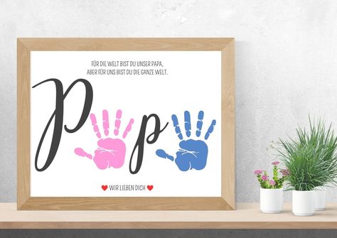 Gift template PAPA handprint or footprint as a digital product for download A sweet gift for the dad of your children. Perfect for Father's Day, birthdays, Christmas or just as a thank you. Simply download the PDF file, complete it with your children's hand or footprint in the desired color (not included) - DONE! You can also wrap it in a picture frame of your choice (not included) and you have the perfect gift for dad. Thats how it works: ❤️ You buy the file and download it ❤️ Print out the motif ❤️ Complete with children's hand or foot print ❤️ Packing - DONE Please note: Paint & picture frame not included. This product is not a finished print product, but rather a digital download with a PDF file that you can print out yourself. No material product will be shipped. This is a virtual pro Handprint Artwork, Handprint Gifts, Painted Picture Frames, Loving Gifts, Kids Hands, Sweet Gifts, Grandpa Gifts, Gift Decorations, Grandma Gifts