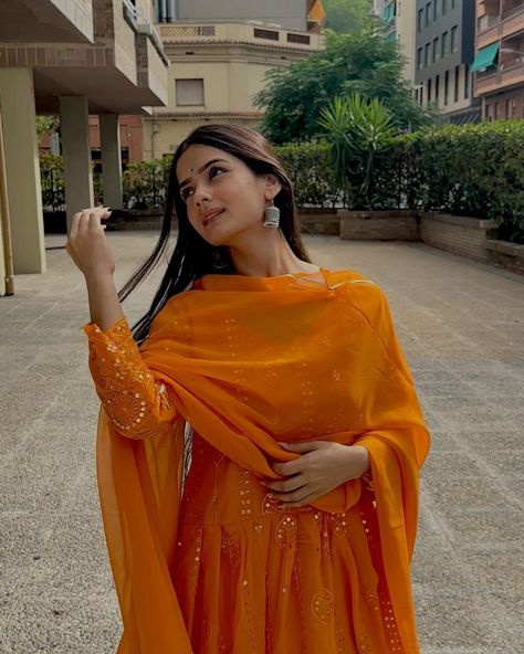 Neha Jethwani Instagram, Engagement Dp, Dresses For Engagement, Frock Photos, Neha Jethwani, Blouse Images, New Pic, Casual Indian Fashion, Desi Fashion Casual