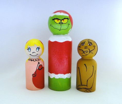 Diy Grinch, Clothespin People, Wood People, Cork Diy Projects, Clothespin Art, Spool Crafts, Grinch Party, Reindeer Craft, Wood Peg Dolls