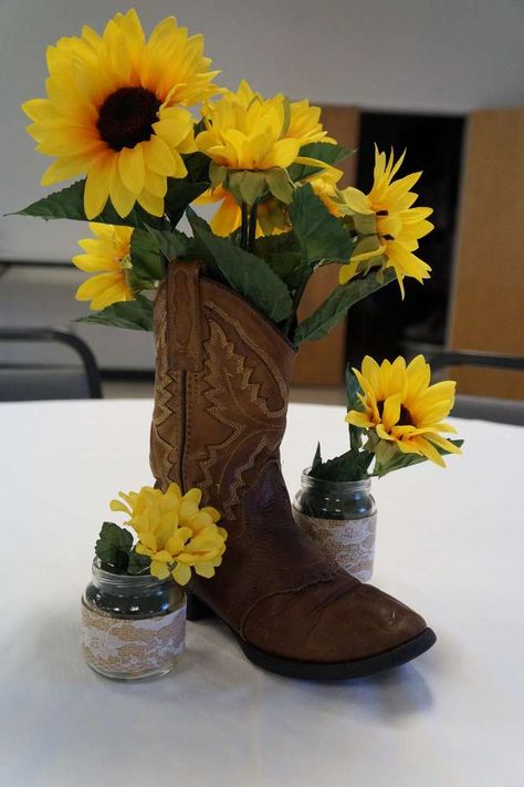 Sunflower Bridal Shower Ideas, Sunflower Party Themes, Western Centerpieces, Sunflower Birthday Parties, Bridal Shower Themes, Wedding Shower Party, Country Bridal Shower, Sunflower Party, Sunflower Baby Showers