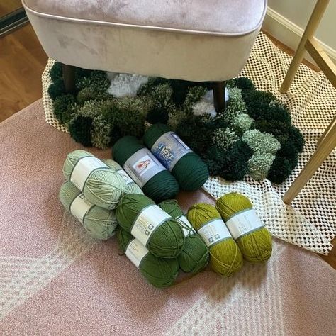 Crochet Rug Ideas, Pom Pom Moss Rug, Yarn Moss Rug, Pidgie Core, Moss Rug Diy, Diy Moss Rug, Witchy Kitchen, Moss Rug, Pom Pom Rug