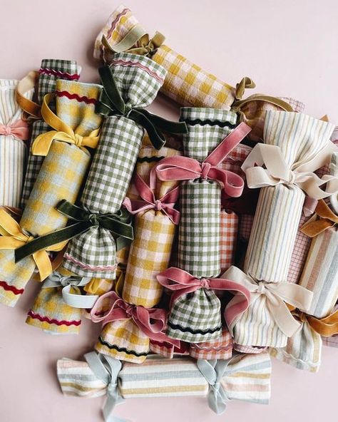 Eco Christmas, Sustainable Christmas, Summer Christmas, Cottage Christmas, Heirloom Gifts, Linen Collection, Christmas Inspo, Christmas Crackers, Christmas Tablescapes