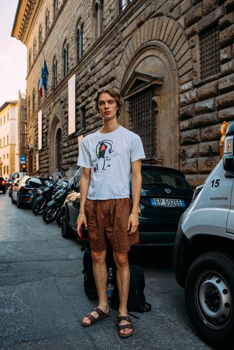 2023 Vogue, Mens Shorts Outfits, Models Off Duty Style, Vogue France, Street Style Photos, The Best Street Style, Best Street Style, Ann Demeulemeester, Models Off Duty