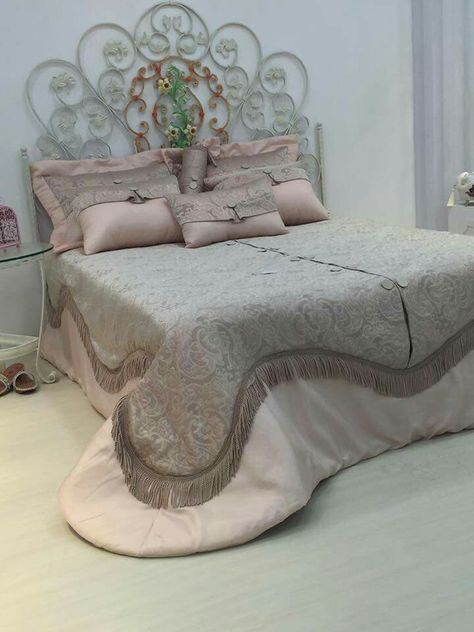 Ideas Jardin, Luxury Comforter Sets, Bed Cover Design, Bedroom Furnishings, Quilted Duvet, Elegant Bedroom, Gold Bangles Design, Bedspread Set, Bedspreads